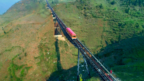 Tuyến tàu hỏa leo núi dài nhất Việt Nam tại Sapa đi vào hoạt động
